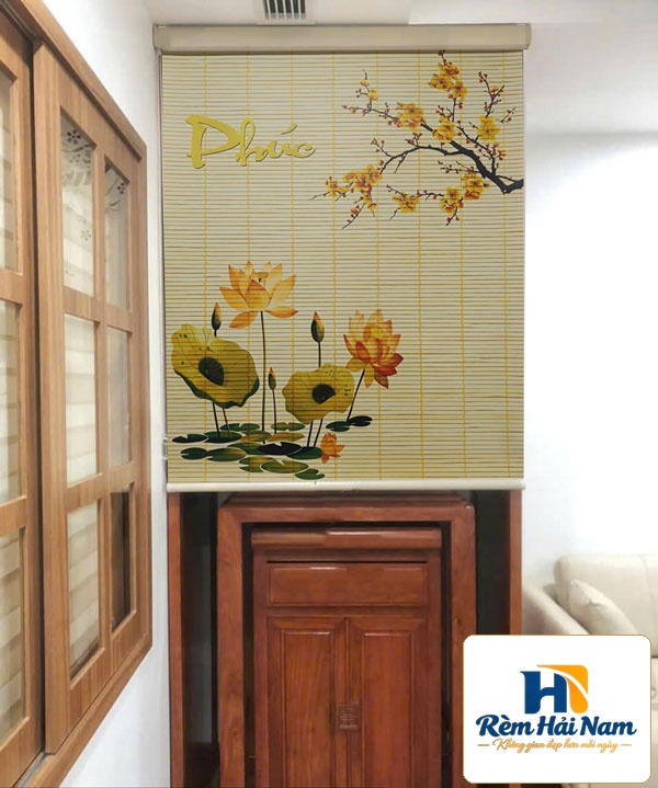 Rèm giả trúc in hoa sen che bàn thờ