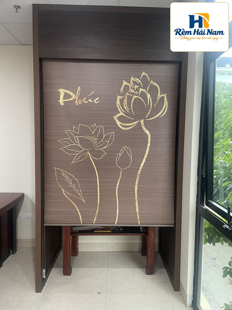 Rèm cuốn che bàn thờ in họa tiết hoa sen đẹp